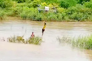 Dùng máy bay không người lái cứu 2 cháu nhỏ giữa dòng nước xiết