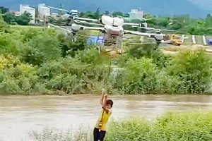 Chủ tịch tỉnh Gia Lai tặng bằng khen cho anh nông dân dùng máy bay cứu người