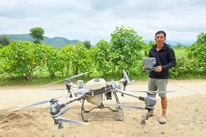 Phút cân não của anh nông dân dùng máy bay không người lái cứu người