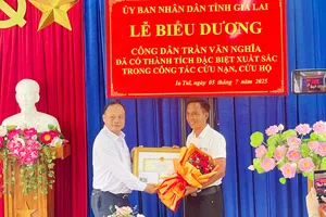Trao bằng khen cho anh nông dân dùng máy bay không người lái cứu 2 em nhỏ