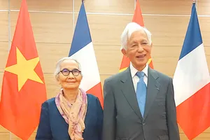 Vợ chồng Giáo sư Trần Thanh Vân được thăng hạng Huân chương Bắc đẩu bội tinh