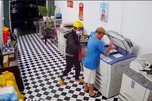 Xin tiền không được, nam thanh niên rút dao đâm chủ tiệm photocopy