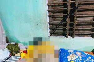 Một phụ nữ tử vong trong phòng ngủ với dây treo ở cổ