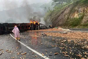 Xe đầu kéo bốc cháy sau va chạm, nằm vắt ngang trên đèo Mang Yang