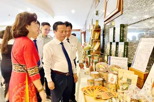 Xuất khẩu sang Trung Quốc: Không bán cái ta có, bán thứ thị trường cần