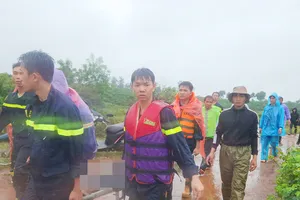 Chạy xe máy qua đập tràn, cả nhà bị nước cuốn, người vợ tử vong