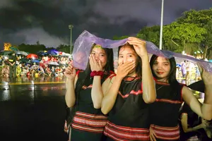 Người dân Tây Nguyên không ngại xa xôi, đội mưa xem bắn pháo hoa mừng Quốc khánh 2-9