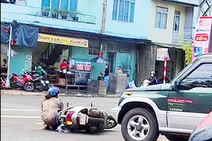 Lý do ban đầu vụ 1 phụ nữ chở cháu nhỏ chặn đầu ô tô và bị va quẹt