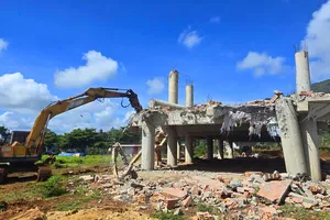 Cận cảnh tháo dỡ nhà rông đang xây dựng ở núi lửa Chư Đang Ya