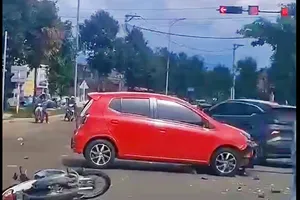 Đang dừng chờ đèn đỏ thì bị ô tô lao lên gây tai nạn liên hoàn 