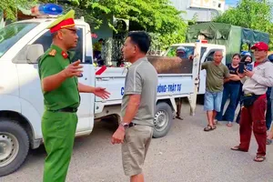 Khởi tố 2 người lái ô tô truy đuổi, chặn xe cảnh sát giao thông