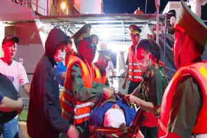 Đưa ngư dân bị tai nạn nguy kịch trên biển vào đất liền
