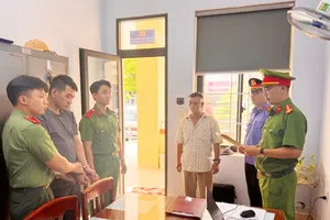 Đổ xăng đốt nhà vì thấy người tình và chồng cũ ngủ trong nhà