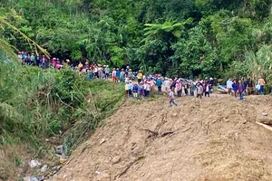 Dân mừng ríu rít đón chuyến xe nghĩa tình lên núi Ngọc Linh