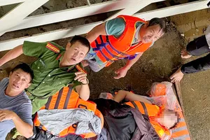 Công an cùng người dân cứu nam sinh nhảy cầu ở Gia Lai