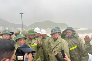 Phó Thủ tướng Trần Hồng Hà kiểm tra vùng xung yếu, thăm hỏi người dân đang tránh, trú bão 