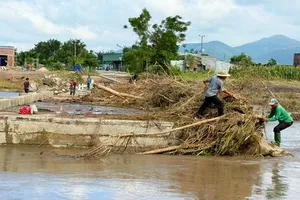 Lũ cuốn trôi ngầm tràn, 1 buôn ở Gia Lai bị cô lập