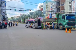 Bị cuốn vào gầm xe ben, người đàn ông đi xe máy tử vong