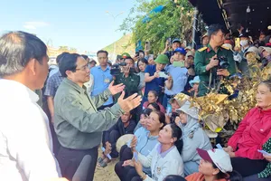 Thủ tướng Phạm Minh Chính thăm bà con, kiểm tra việc khắc phục bão số 13 tại Gia Lai 