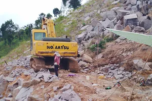 Giấy phép khai thác đá ốp lát nhưng doanh nghiệp lén làm đá chẻ