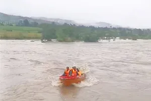 Giải cứu 3 nông dân bị lũ cô lập phải ăn bắp chống đói