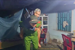 Trắng đêm cõng dân ra khỏi vùng ngập lụt