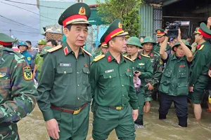 Đại tướng Phan Văn Giang thăm hỏi, động viên bà con vùng rốn lũ Gia Lai