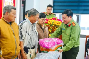 Cục Ngoại tuyến Bộ Công an trao nhu yếu phẩm cho người dân vùng lũ