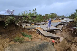 Lũ lịch sử đi qua, mặt đê 'vỡ vụn như bánh tráng'