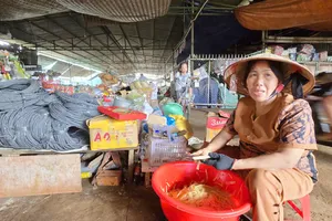 Chợ mới ế ẩm, tiểu thương yêu cầu đóng cửa chợ cũ