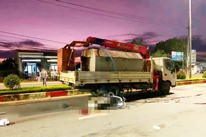 Tông vào xe bồn đang tưới cây, 1 người tử vong