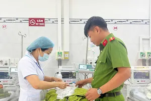 Phát hiện trẻ sơ sinh bị vùi lấp trong lô cao su, bị động vật cào