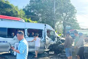 Clip ghi cảnh xe khách tông xe đầu kéo đang dừng trên quốc lộ 14