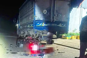 Tông vào ô tô tải đỗ bên đường, 3 người đi xe máy tử vong