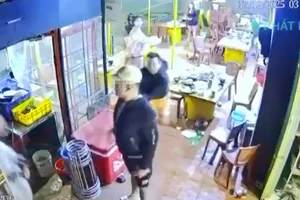 Truy sát trong quán nhậu bằng mã tấu, 1 người chết 2 người bị thương