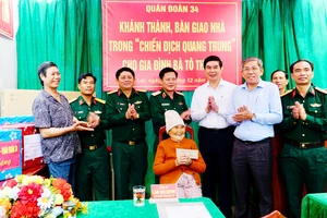Quân đoàn 34 bàn giao căn nhà đầu tiên trong 'Chiến dịch Quang Trung' tại Gia Lai