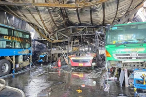 Garage ô tô bùng cháy dữ dội, thiêu rụi nhiều phương tiện