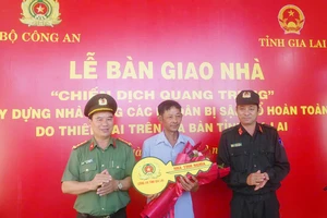 Công an tỉnh Gia lai bàn giao 2 căn nhà đầu tiên trong Chiến dịch Quang Trung