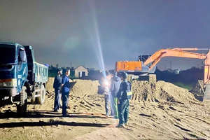 Công an Gia Lai huy động hơn 100 chiến sĩ vây bắt cát lậu