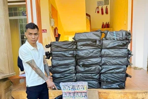 Đi xe bán tải mua hơn 300 kg pháo lậu để bán dịp tết kiếm lời