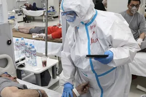 Bác sĩ thăm khám bệnh nhân COVID-19 tại một bệnh viện ở thủ đô Moscow, Nga hồi tháng 5. Ảnh: TASS