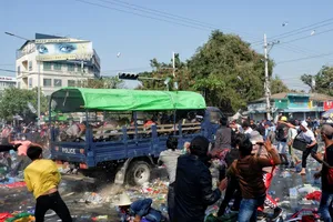 Người biểu tình Myanmar đụng độ cảnh sát ở TP Mandalay hồi tháng 2. Ảnh: AP