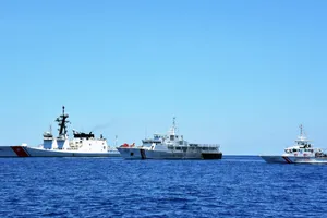 Tàu tuần tra cảnh sát biển Philippines tập trận cùng một số tàu quân sự Mỹ trên Biển Đông hồi tháng 5-2020. Ảnh: REUTERS