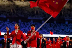 Nhóm vận động viên đến từ Trung Quốc tại lễ khai mạc Thế vận hội Olympic 2020 ở thủ đô Tokyo, Nhật, ngày 24-7. Ảnh: REUTERS