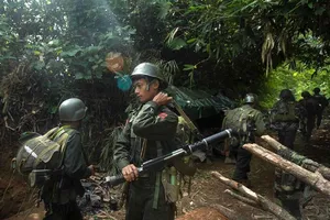 Binh sĩ thuộc lực lượng KIA di chuyển băng rừng ở thị trấn Laiza, bang Kachin hồi tháng 4. Ảnh: AFP
