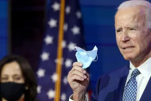 Tổng thống Mỹ Joe Biden (phải) trong một cuộc họp báo ở Nhà Trắng hồi tháng 1. Ảnh: AFP