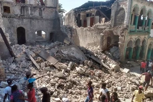 Khung cảnh đổ nát do động đất ở TP Petit Trou de Nippes, Haiti, ngày 14-8. Ảnh: CNN