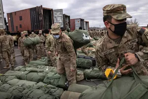 Binh sĩ Mỹ được điều động sang Afghanistan ở căn cứ quân sự Drum, bang New York, hồi ngày 3-8. Ảnh: AP 