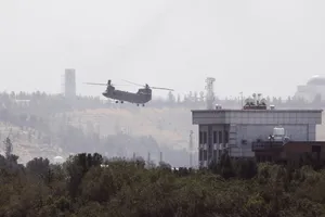 Trực thăng Mỹ rời khỏi nóc toà Đại sứ quán Mỹ ở thủ đô Kabul ngày 15-8. Ảnh: AP