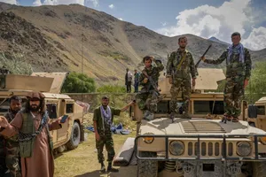 Một số cựu binh quân đội Afghanistan mang theo quân trang di tản về thung lũng Panjshir ngày 18-8. Ảnh: AFP